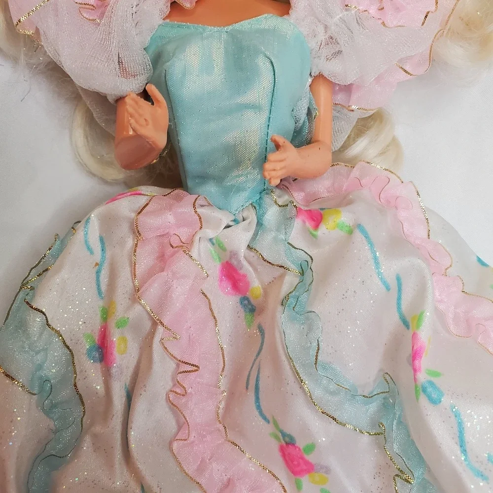 Vintage‎ 1992 Birthday Party Barbie in original Dress Blue Pink